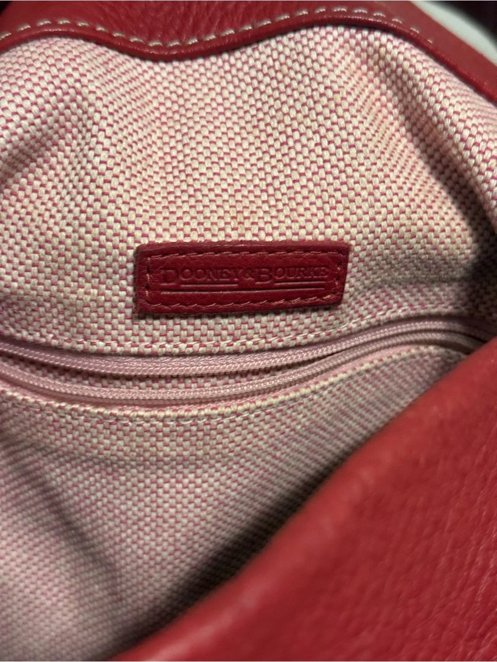 Dooney and Bourke Logo Lock Sac Red Leather